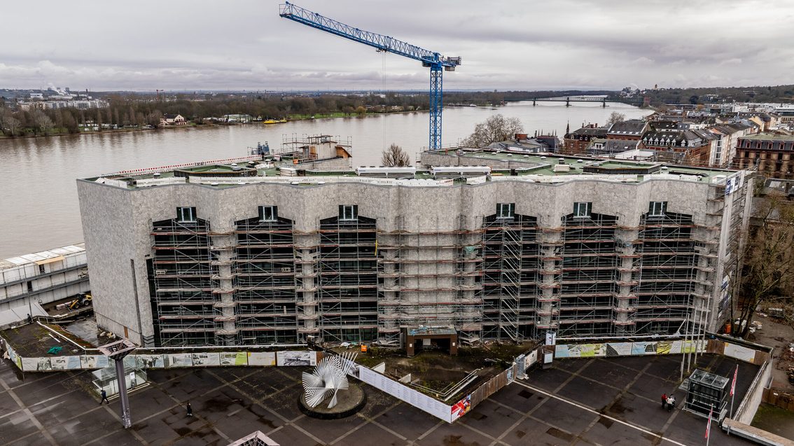 Vue d'en haut de l'hôtel de ville en direction du Rhin, sur lequel se dressent de nombreux échafaudages.