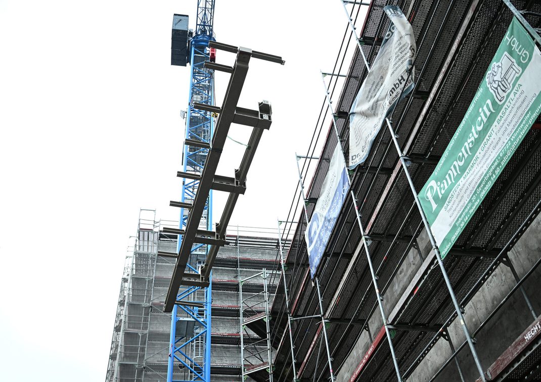 L'échafaudage et la grue photographiés de bas en haut