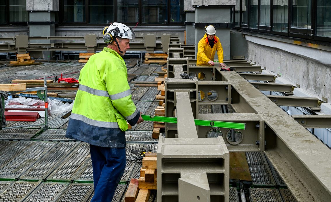 Deux ouvriers au travail sur le chantier de l'hôtel de ville