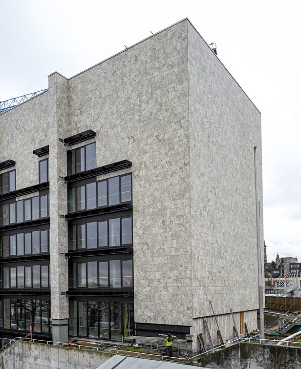 Une partie de la façade de l'hôtel de ville