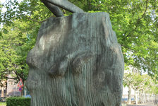 Bildergalerie Rheinufergalerie "Stürzende Figur" von Wilhelm Loth Den Eingang zur Rheinufergalerie - kurz nach dem Fischtorplatz – flankiert Wilhelm Loths "Stürzende Figur" (1961) aus Bronze.