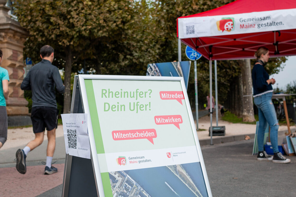 Aufsteller der Bürgerbeteiligung am Rheinufer