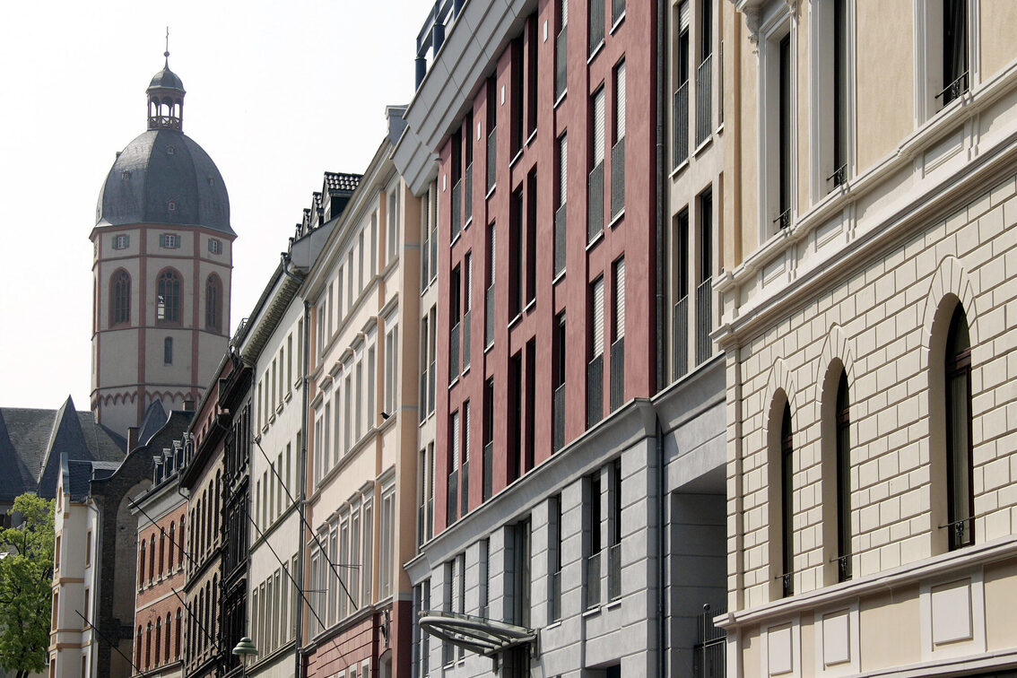 Häuserfront vor St. Stephan