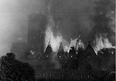 13.8.1942: St. Stephan brennt nach einem Bombenangriff