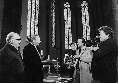 Monsignore Mayer (2.v.l.) bei einer Führung durch die Kirche 1978