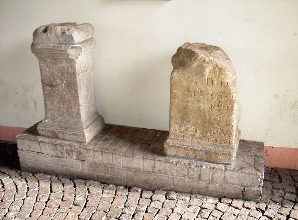 Überreste der Weihealtäre auf dem Ballplatz