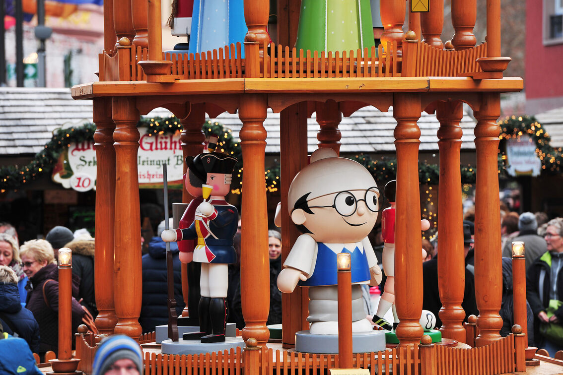 Die Pyramide ist ein Hingucker mit prominenten Figuren