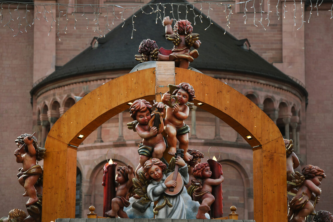 Engelsfiguren auf dem Dach der neun Meter hohen Spieluhr