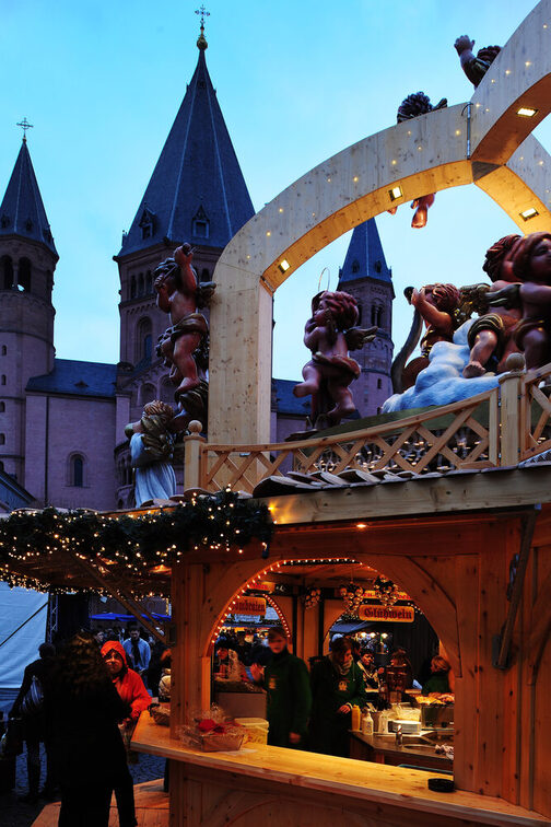 Ein Glühweinstand vor dem Ostturm des Mainzer Doms