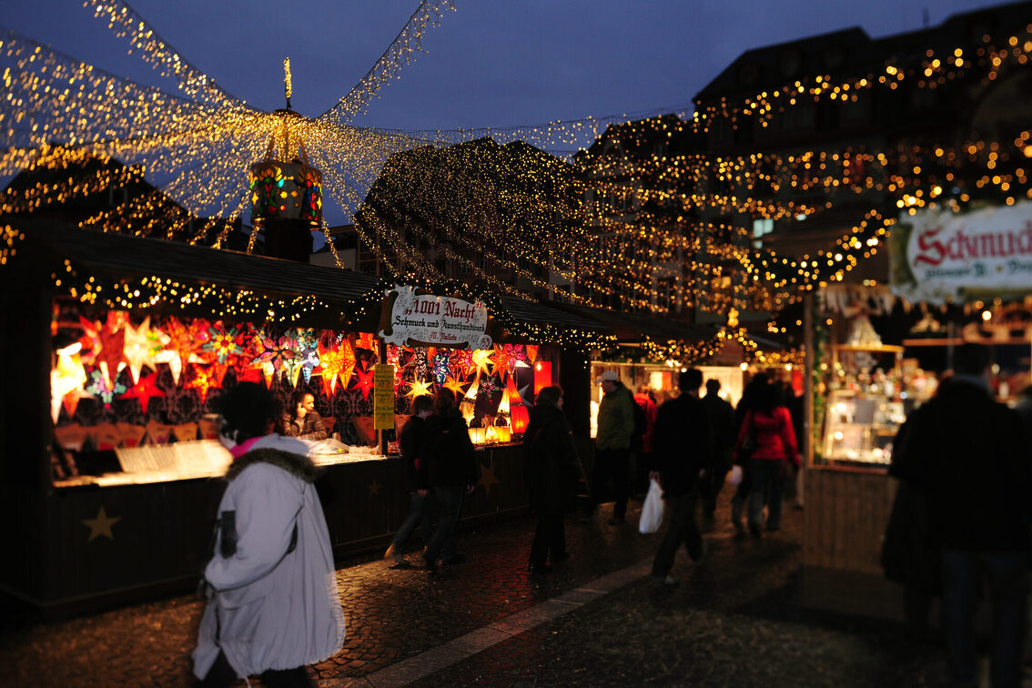 Ein Lichterzelt überspannt den Marktplatz