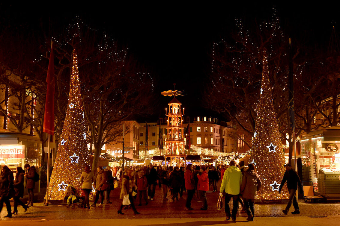 Eingang Weihnachtsmarkt am Höfchen mit Pyramide