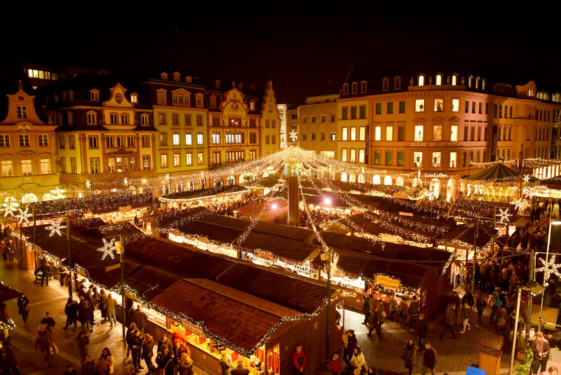 Blick über die Buden auf dem Marktplatz