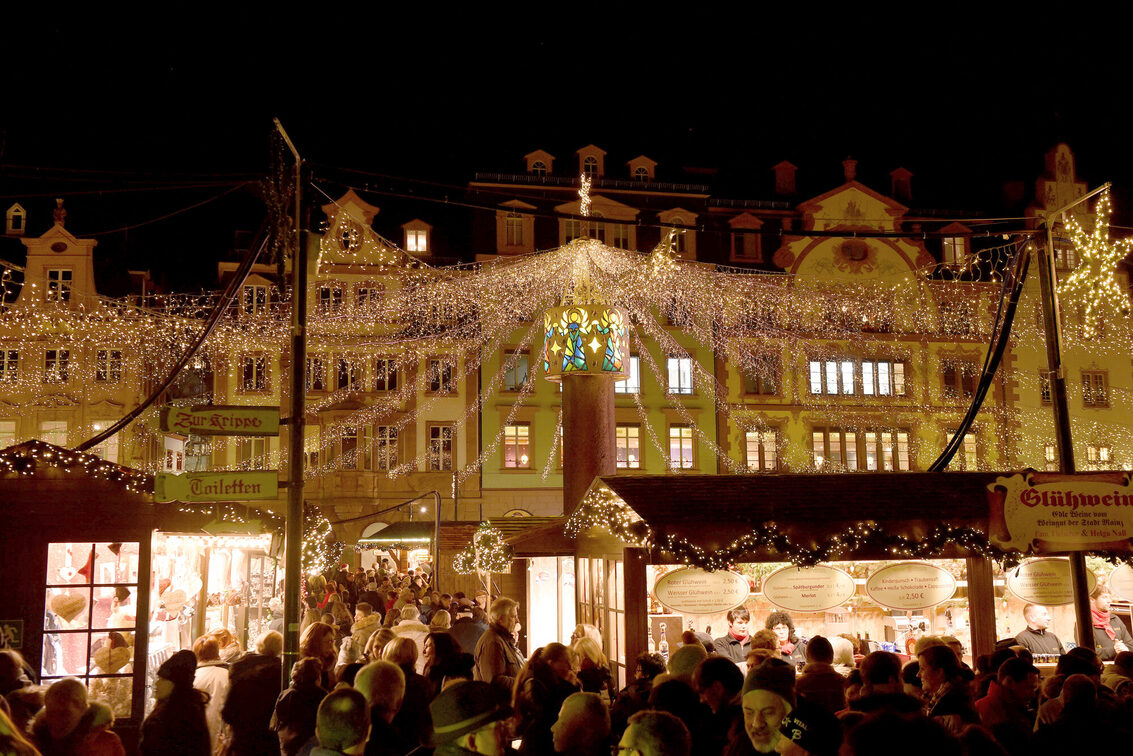 Lichterhimmel über den Köpfen der Besucherinnen und Besucher
