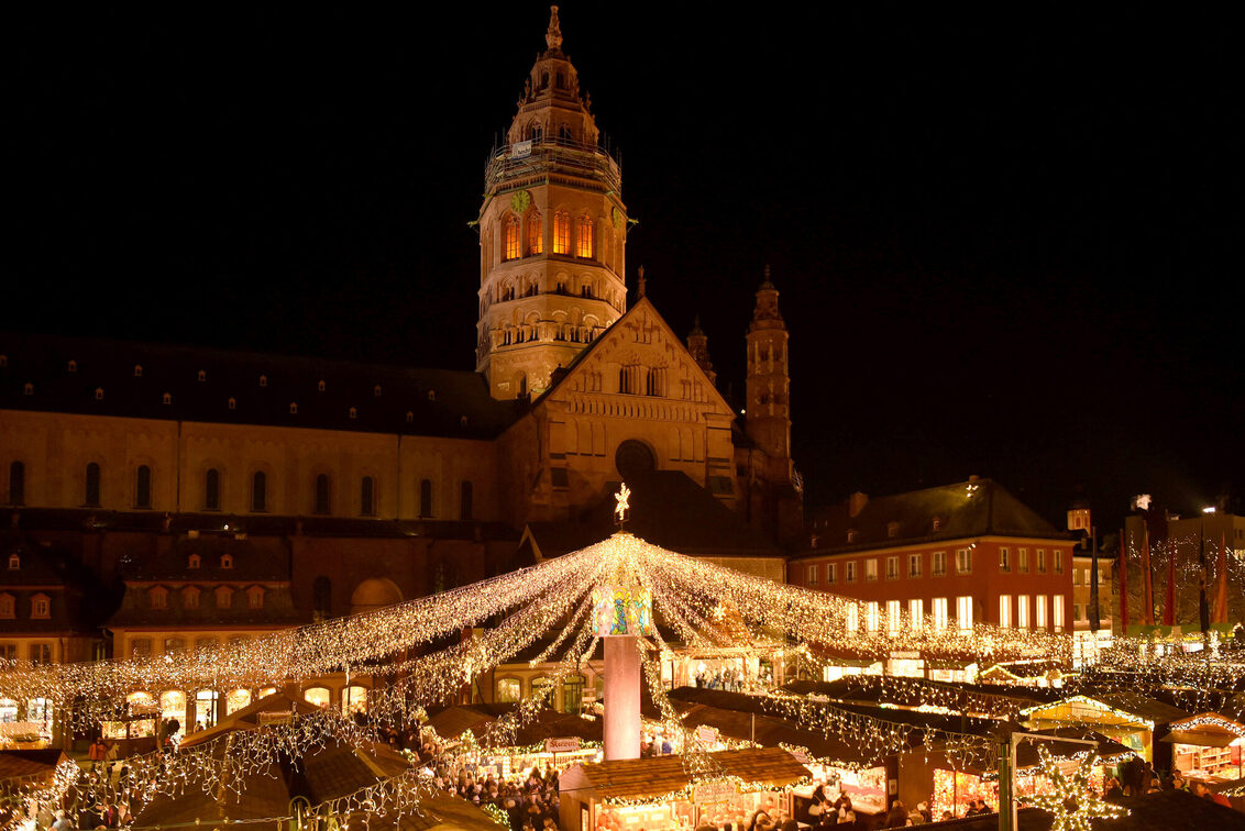 Weihnachtsmarkt auf dem Marktplatz, dahinter der Dom