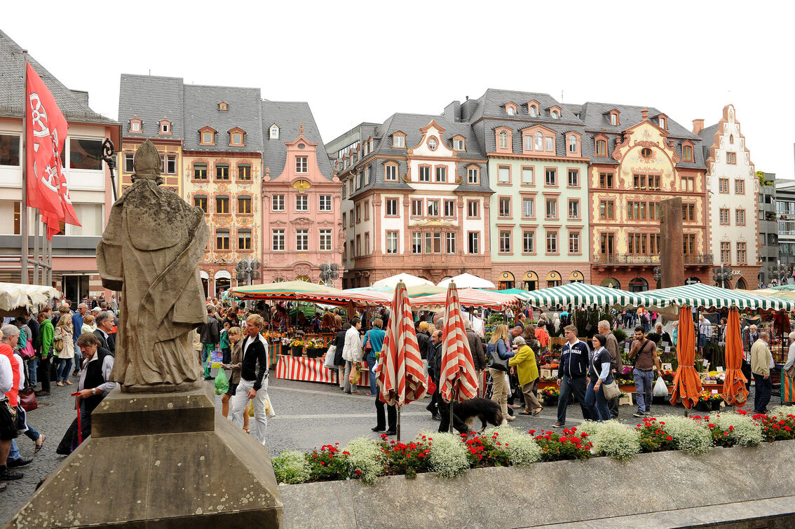 Blick auf die Marktstände und die Markthäuser