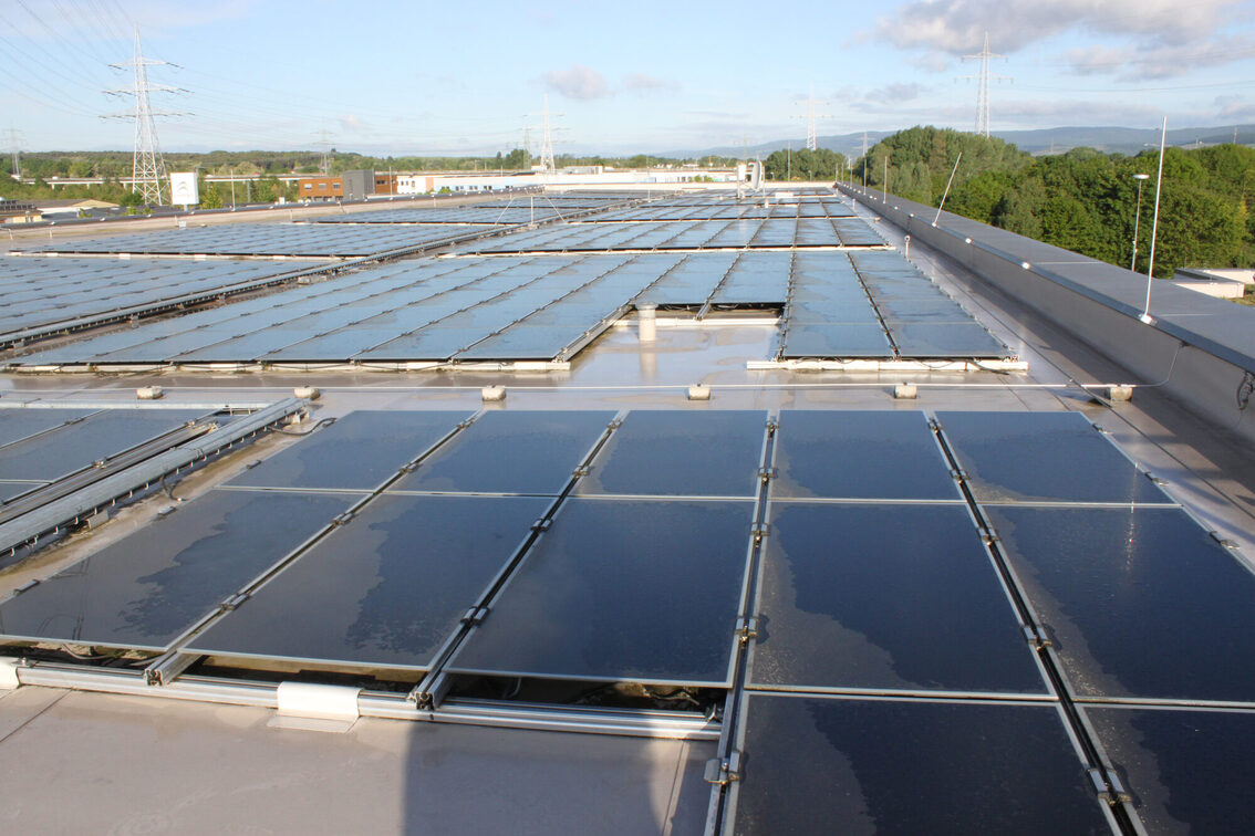 Das Bild zeigt die Solaranlage auf dem Dach der Hauptverwaltung