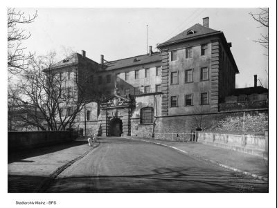 Zu sehen ist der Eingang des Kommandantenbaus der Zitadelle um 1931.