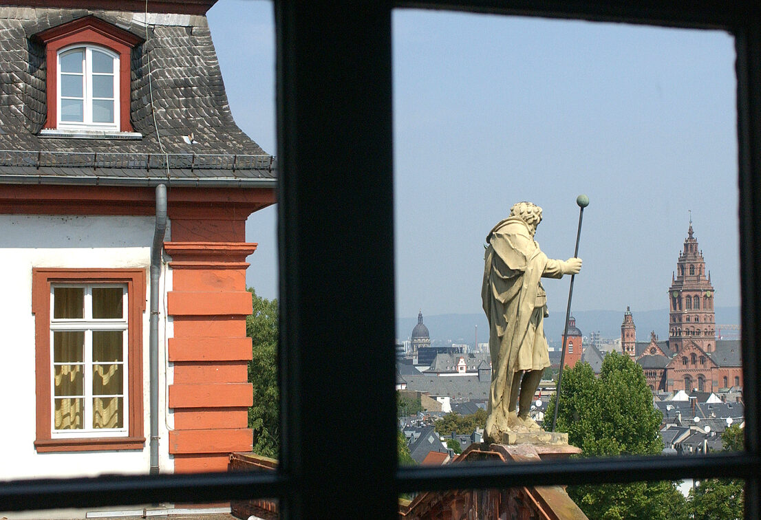 Blick von der Zitadelle über das Hauptportal auf den Dom und die Altstadt