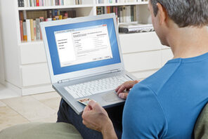 Mann arbeitet am Laptop © Bundesministerium des Innern, bearbeitet: Landeshauptstadt Mainz