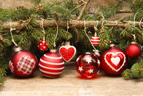 Rote Weihnachtskugeln an einem Tannenast © ChristArt - Fotolia