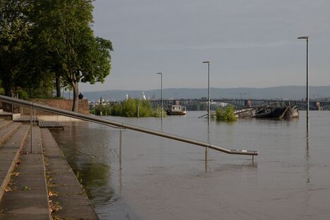 Überflutung Uferpromenade in Mainz, Juni 2024