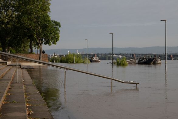 Überflutung Uferpromenade in Mainz, Juni 2024