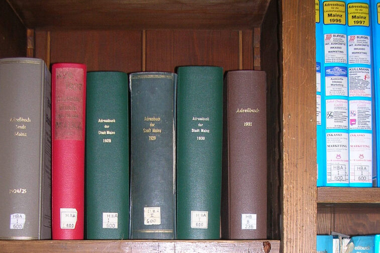 Adressbücher der Stadt Mainz im Regal