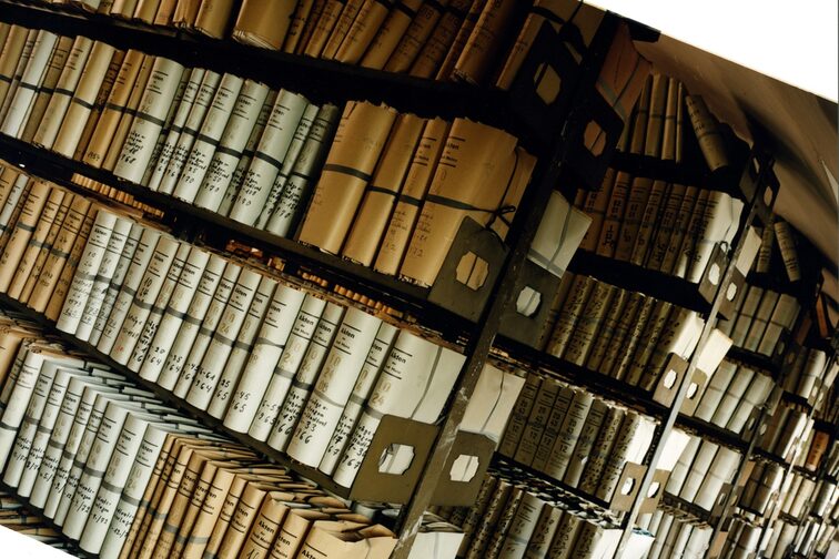 Regale mit Aktenbündeln, schräg von unten fotografiert