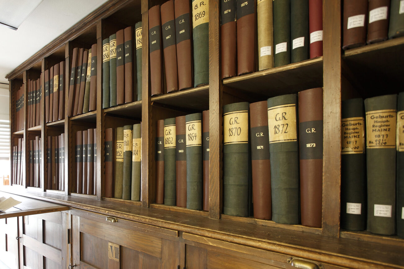 Holzschrank mit Zivilstandsregistern im Stadtarchiv Mainz