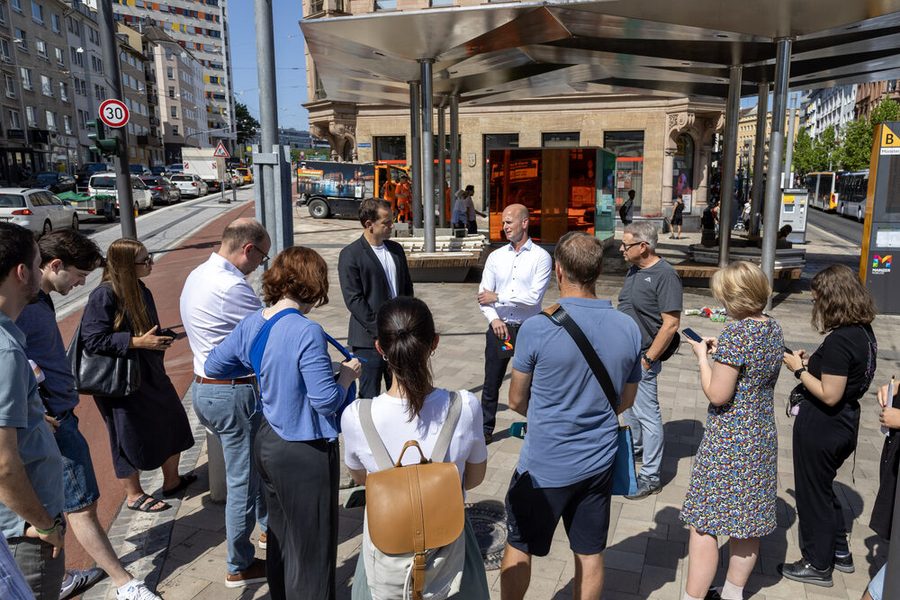 Bir otobüs durağının önünde toplanan insanlar