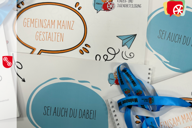 Foto von Broschüren und Eintrittsbändern der letzten Jugendkonferenzen