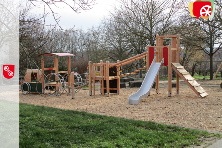 Foto vom Spielplatz mit Traktor und Rutsche