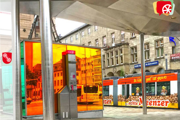 Bunte Glasverkleidung der Toilettenanlage am Münsterplatz