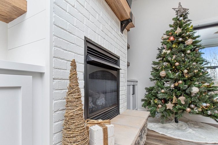 Soggiorno semplice con albero di Natale