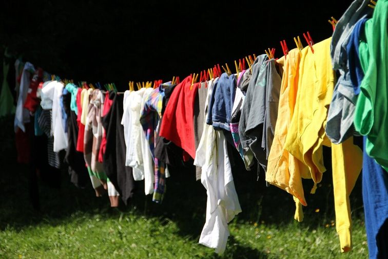 Ropa de colores en un tendedero
