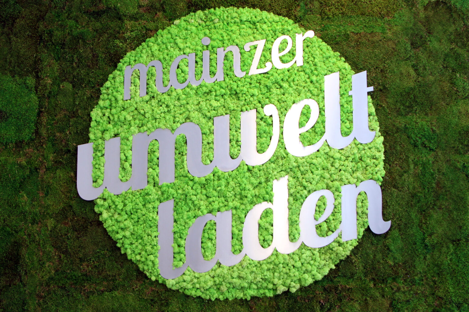 Mooswand mit Logo des Mainzer Umweltladens