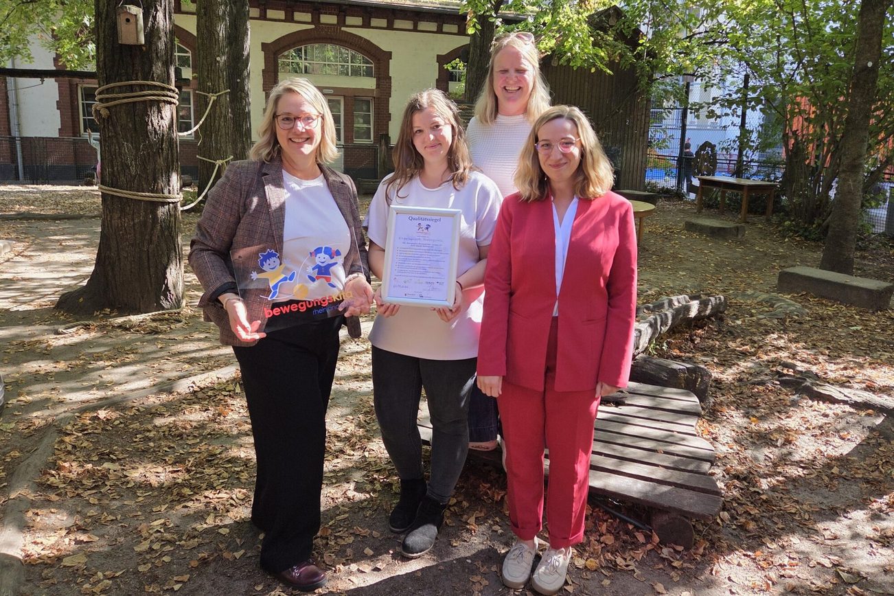 v.l.n.r.: Jutta Heim (Rheinhessischer Turnerbund e.V. ), Elisavetha Schmick (Erzieherin der Kita Feldbergplatz mit Fortbildung im Bereich „Entwicklungsförderung durch Bewegung“), Meike Obermeier (Leitung Kita Feldbergplatz), Jana Schmöller (Dezernentin für Soziales, Kinder, Jugend und Gesundheit der Landeshauptstadt Mainz)