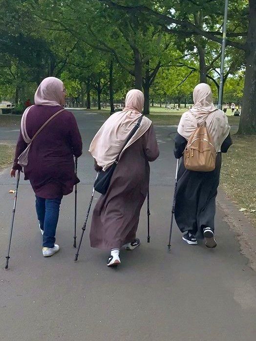 Egzersiz rehberi ve “Gemeindeschwester plus” programı kapsamında görev yapan Zakia Amallah, yaşlı kadınlar için düzenlenen kültürlerarası koşu grubunun iki katılımcısıyla birlikte
