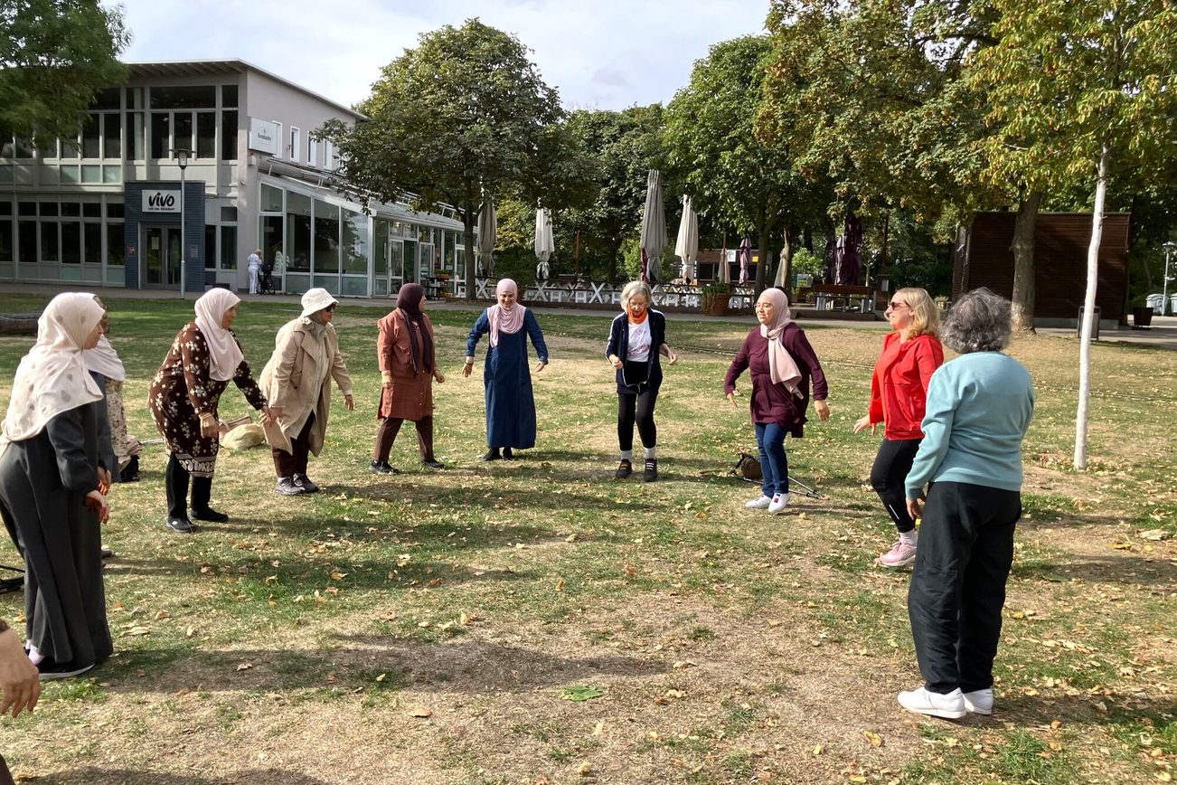 Yaşlı kadınlar için kültürlerarası koşu grubunun ısınma egzersizleri