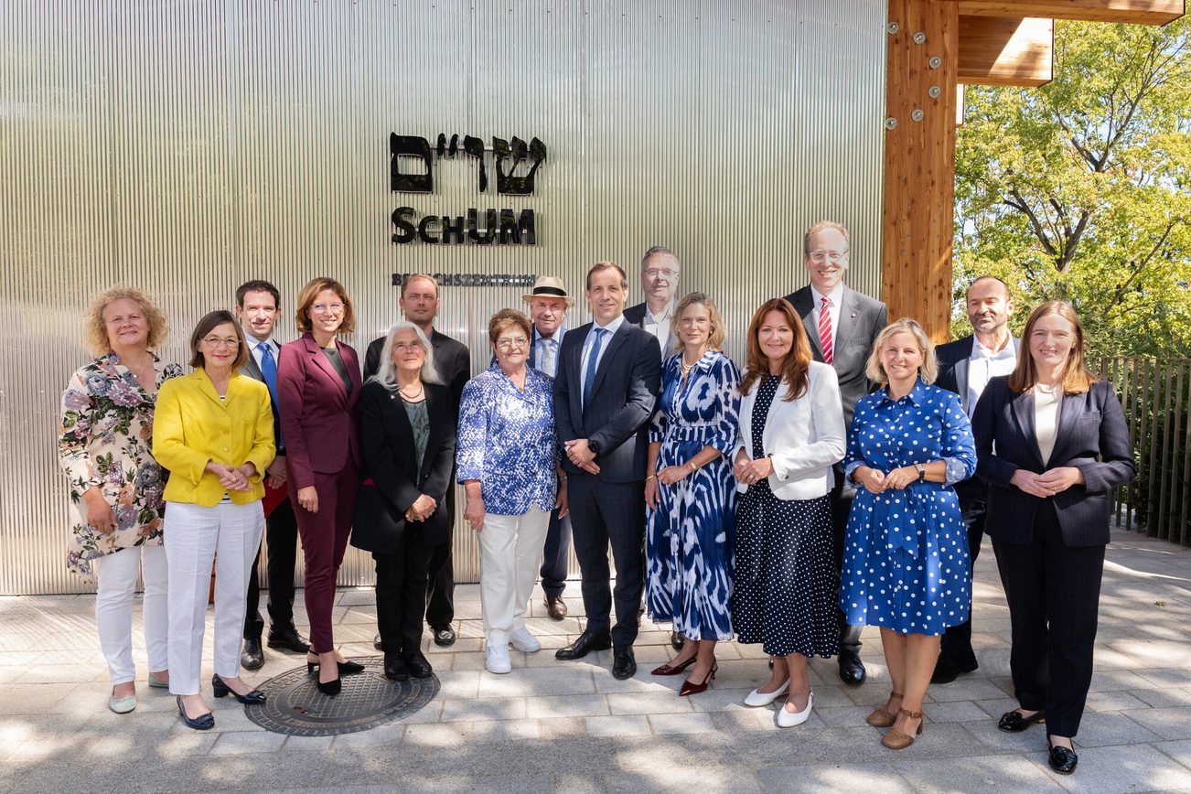 Gruppenbild vor dem Schriftzug SchUM Besuchszentrum