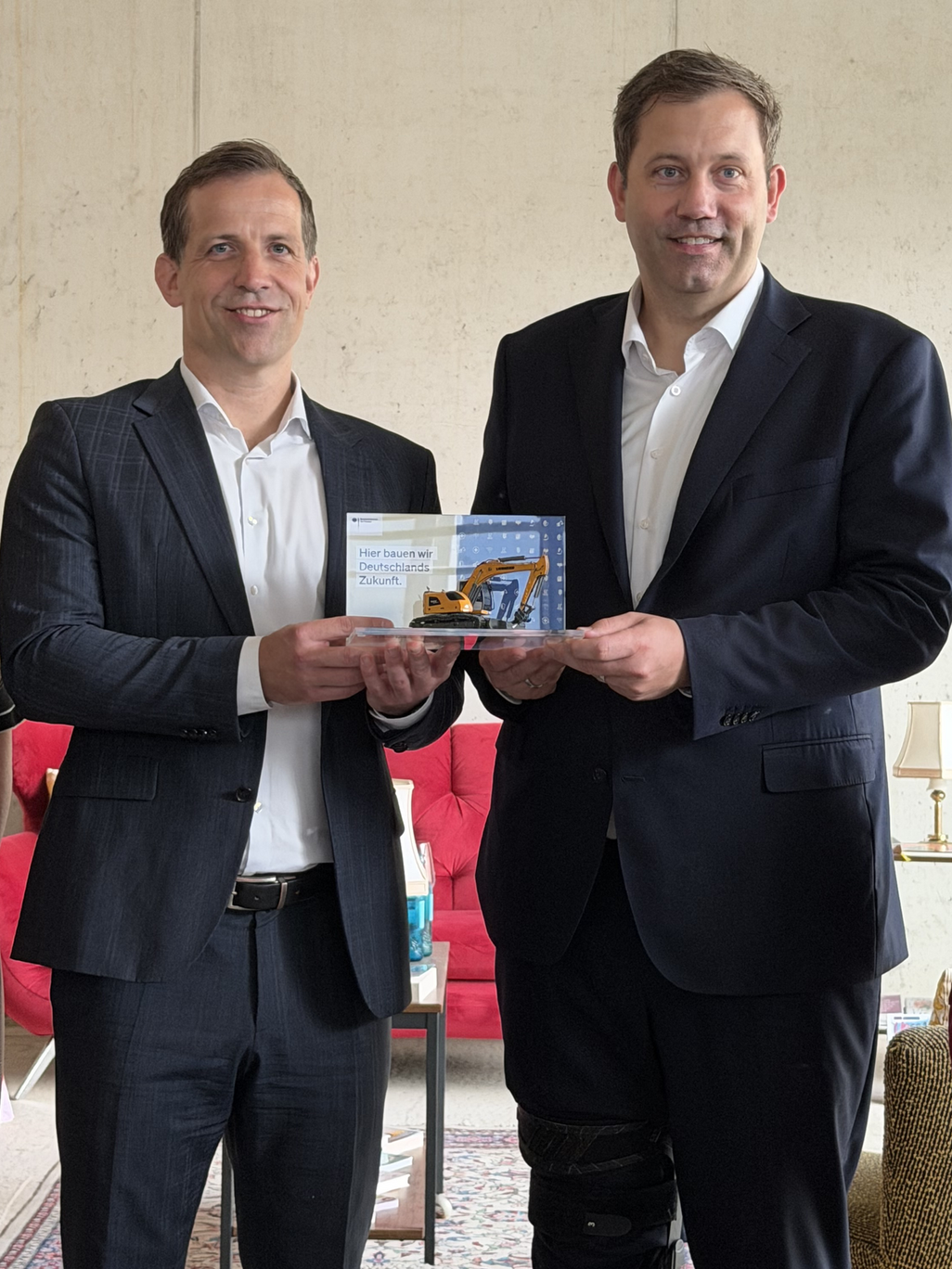 Oberbürgermeister Nino Haase und Vizekanzler Lars Klingbeil am 29.09.2026 im Rohbau Anna-Seghers-Bibliothek am Gutenbergplatz in Mainz