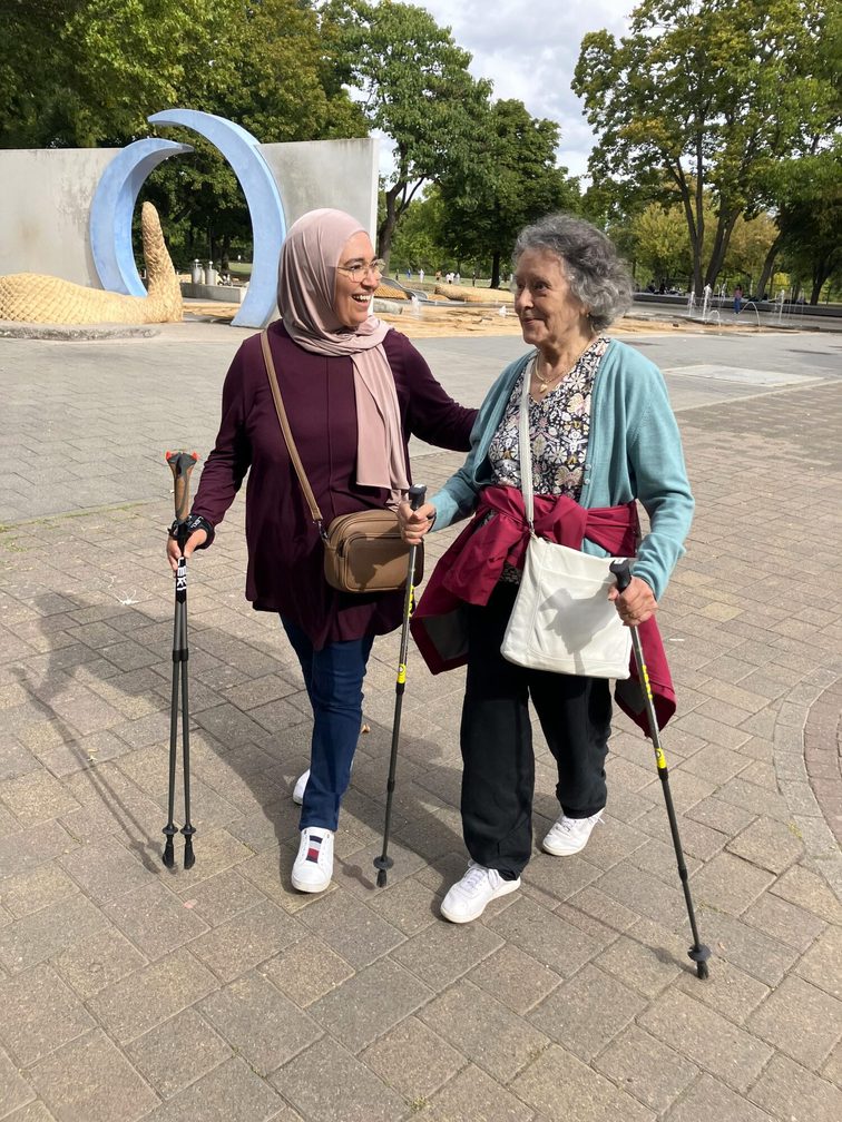 Gemeindeschwester plus’tan Zakia Amallah, yaşlı kadınlar için düzenlenen kültürlerarası koşu grubunun bir katılımcısıyla birlikte