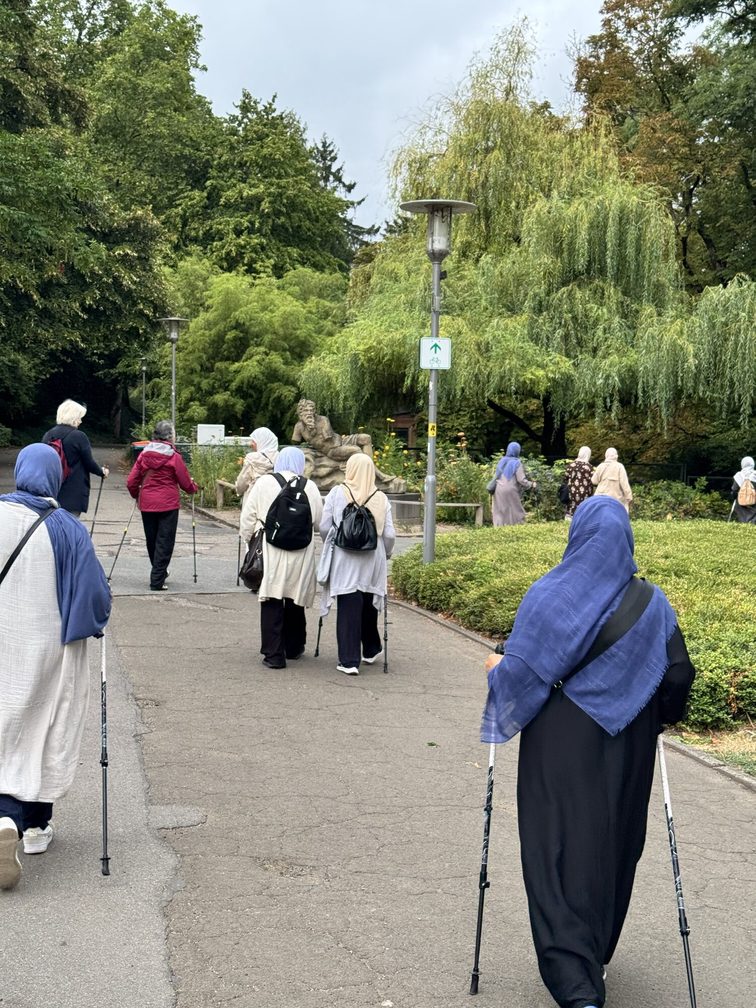 Mainz’daki Şehir Parkı’nda koşan yaşlı kadınlar için kültürlerarası koşu grubu