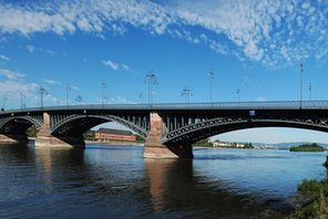 Theodor-Heuss-Brücke vor blauem Himmel © Carsten Costard