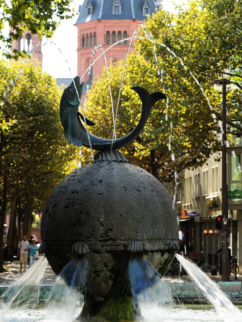 Derrière la fontaine de la Porte des Poissons, on aperçoit la cathédrale de Mayence