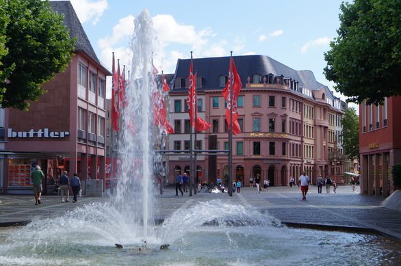 Höfchenbrunnen, im Hintergrund der Marktplatz
