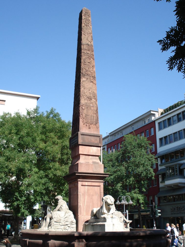 Neuer Brunnen vor blauem Himmel