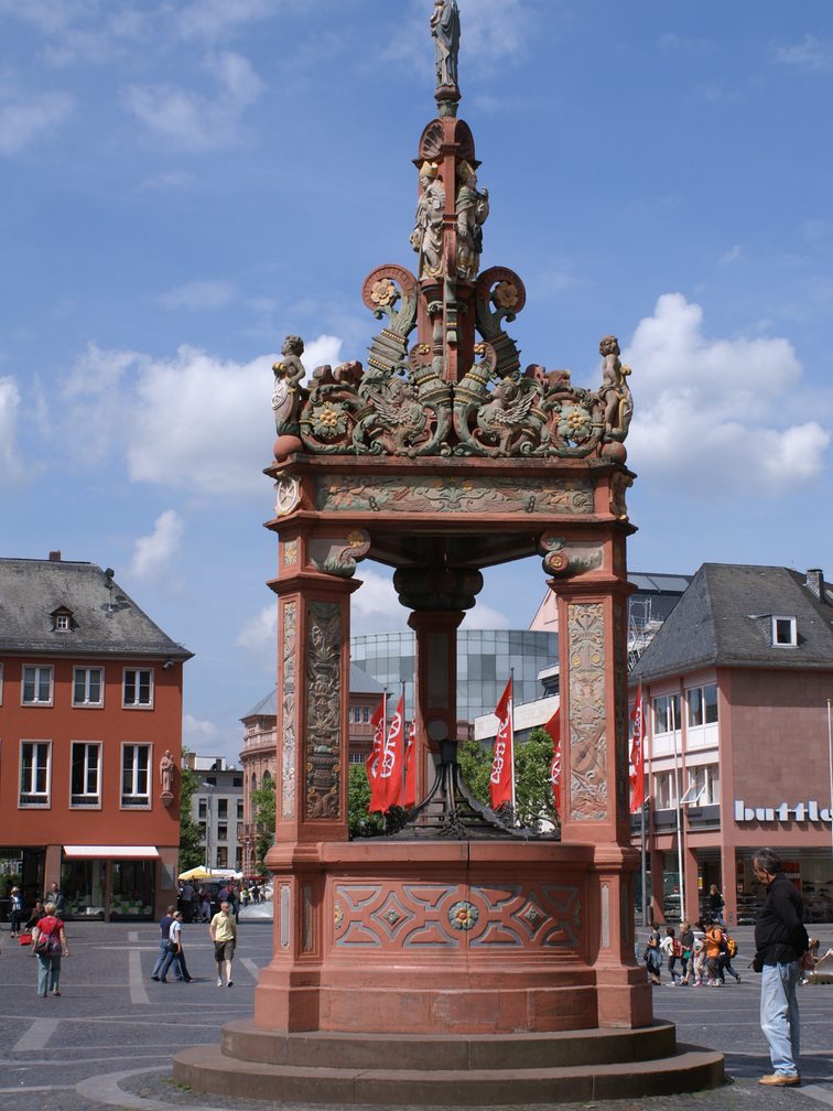 Fontaine du marché, en arrière-plan les drapeaux de Mayence