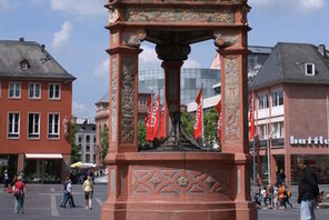 Marktbrunnen, im Hintergrund Mainzer Flaggen © Landeshauptstadt Mainz