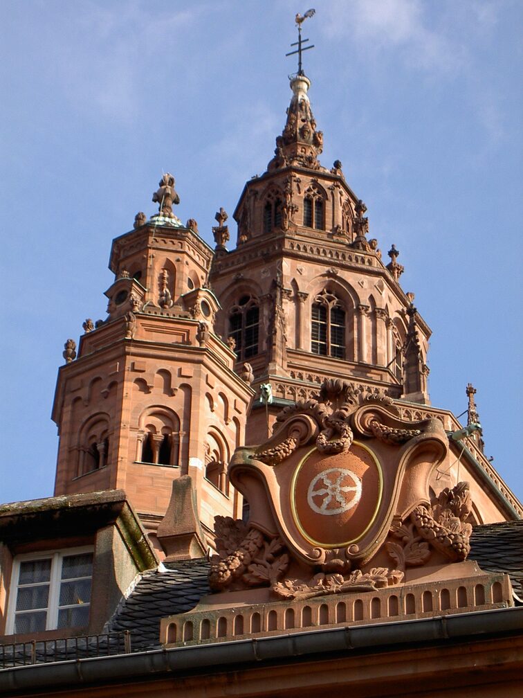 Dom St. Martin mit Stadtwappen im Vordergrund